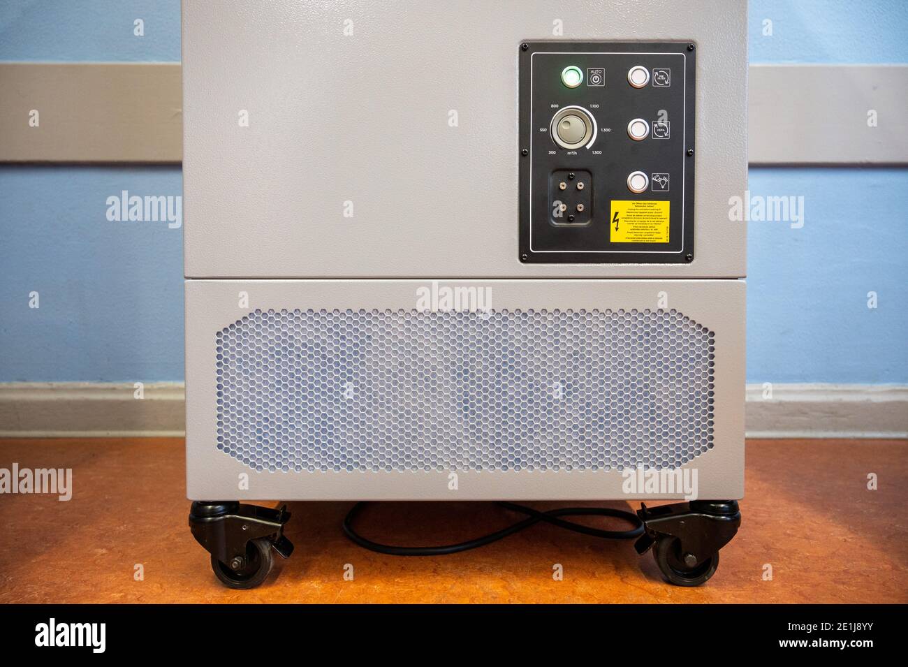 Berlín, Alemania. 07 de enero de 2021. En un salón de clase en el Schadow-Gymnasium hay un purificador de aire que se supone que reduce el riesgo de infección de corona durante las lecciones. Crédito: Christophe Gateau/dpa/Alamy Live News Foto de stock