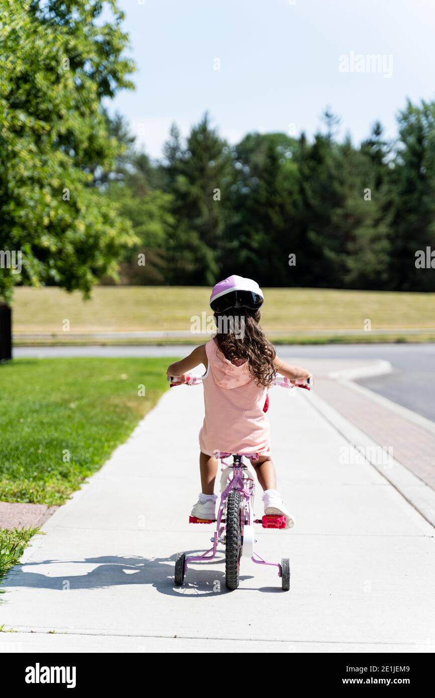 Niña vestidos de tutu y rosa botas de béisbol, yeso en la rodilla  Fotografía de stock - Alamy