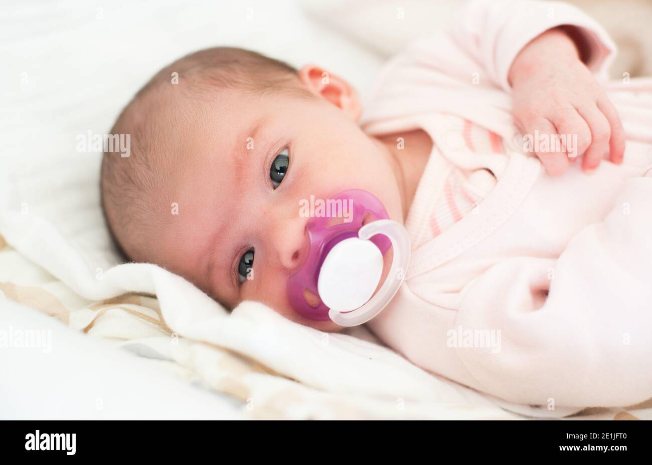 Chupete recién nacido fotografías e imágenes de alta resolución - Alamy
