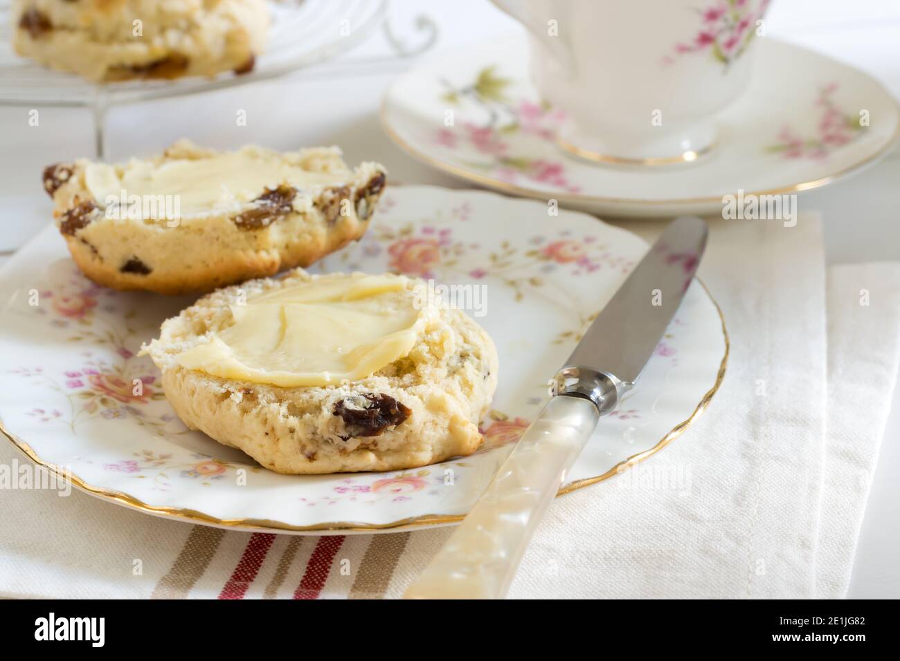Scones un clásico pastel británico lleno de sultanas y pasas y a menudo se sirve con mantequilla durante el té de la tarde Foto de stock