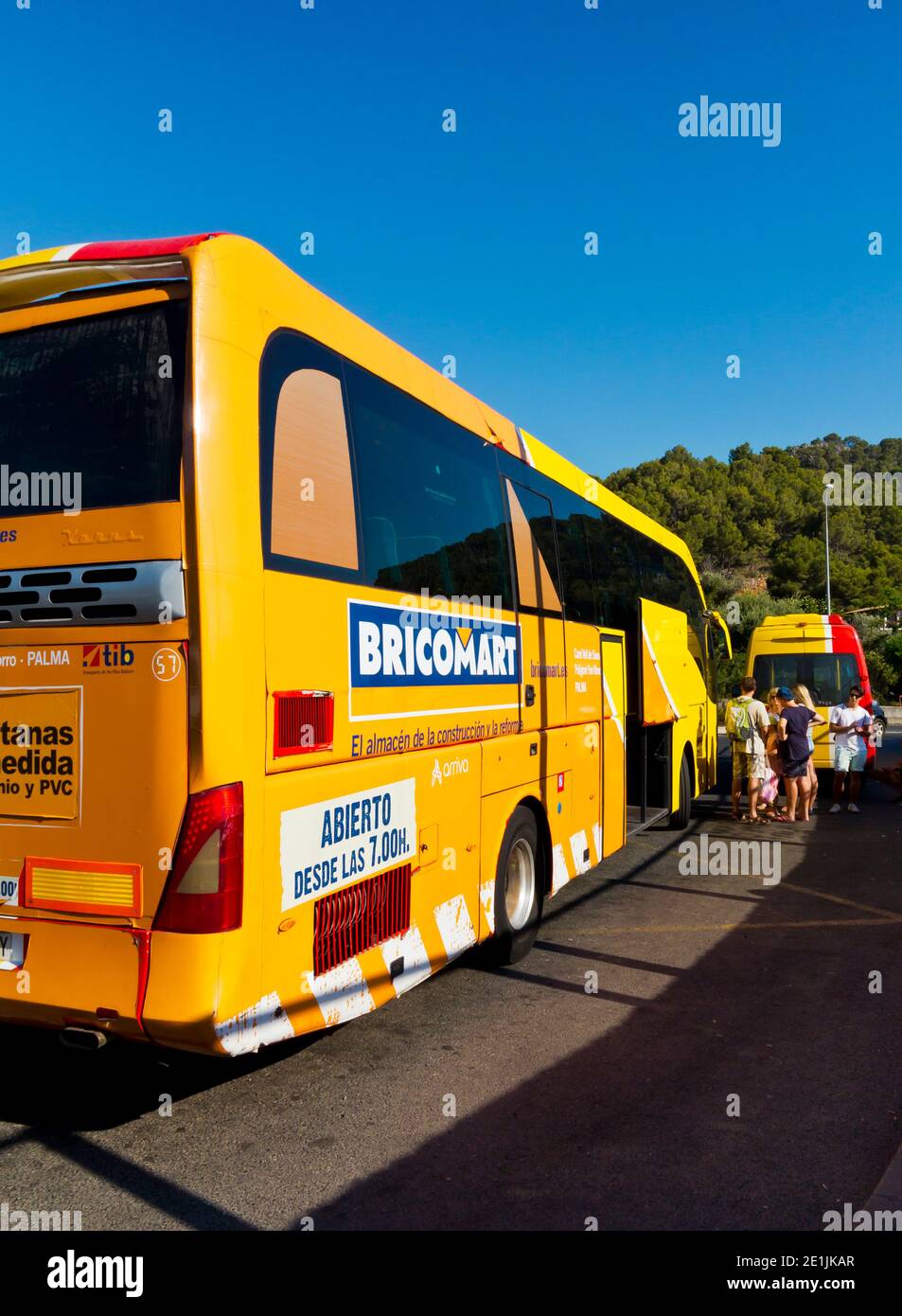 Autobús en una parada en el Puerto de Soller esperando para transportar  pasajeros a Palma en Mallorca una isla balear en el Mediterráneo español  Fotografía de stock - Alamy