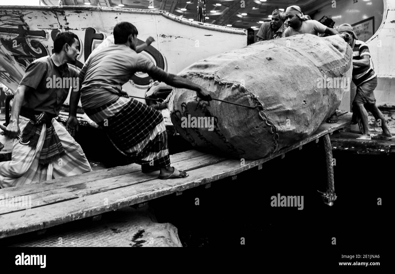 El movimiento de la gente trabajadora imágenes de Asia, Dhaka, Bangladesh. Foto de stock