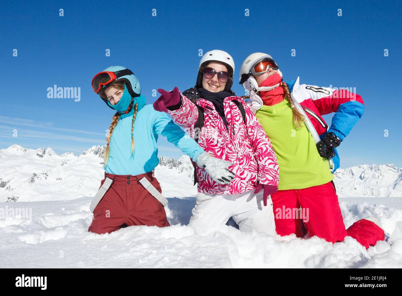 Mujer Con Ropa Deportiva De Invierno Mirando La Cámara Foto de