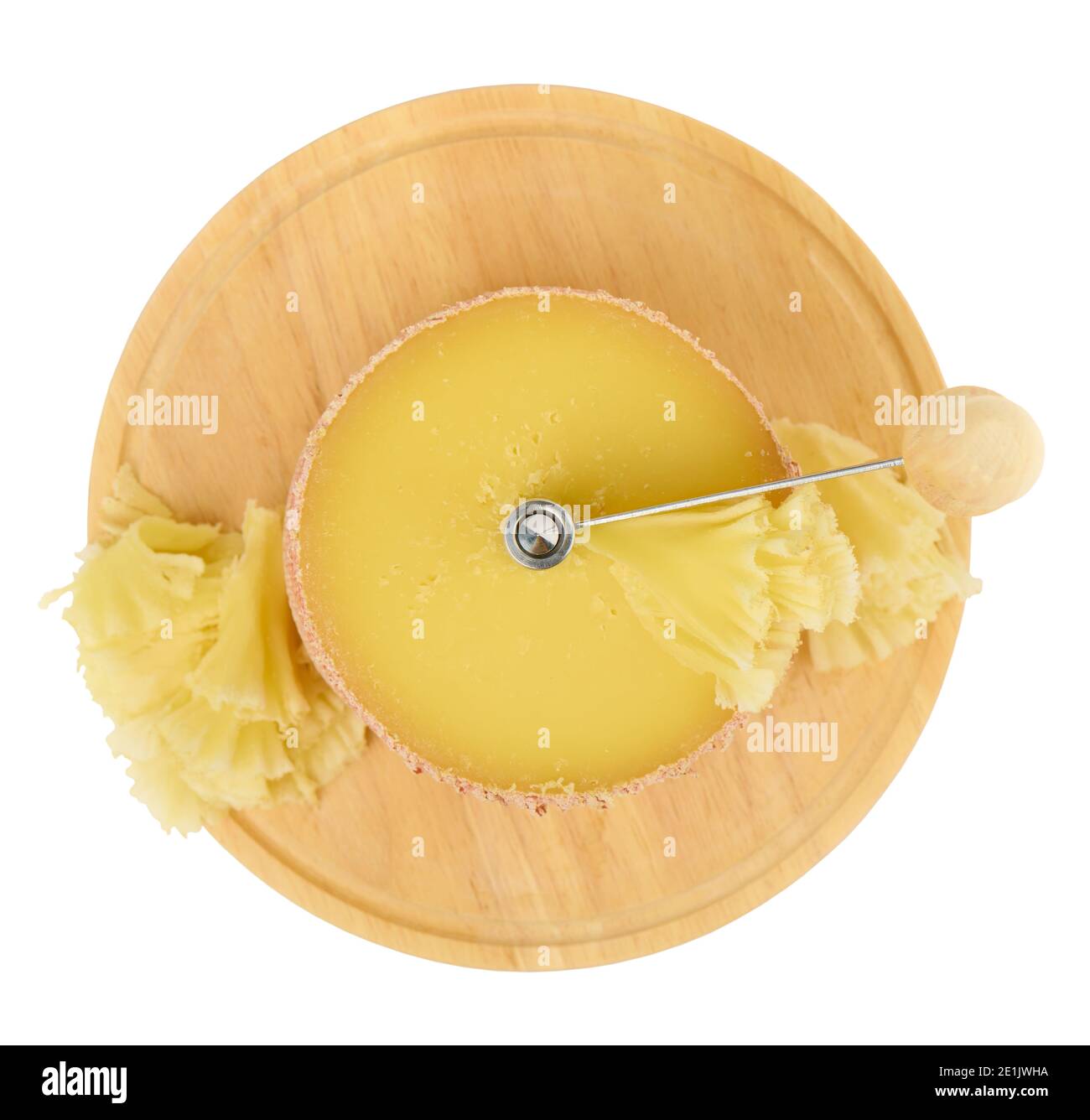 Cabeza de queso Tete de Moine en el Girolle aislado sobre un fondo