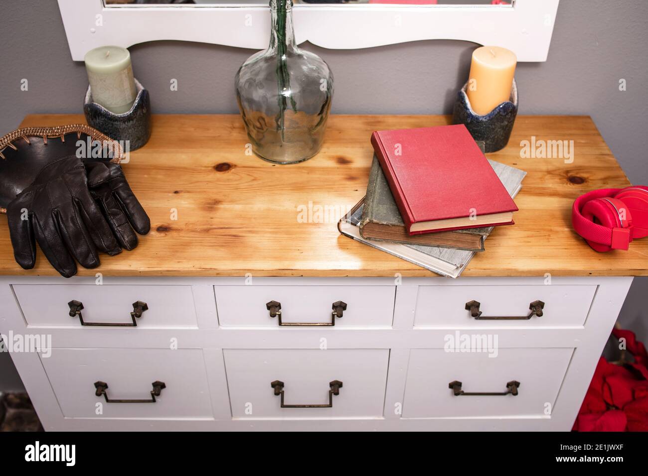 Libros, auriculares y guantes de cuero en los muebles de vestíbulo  Fotografía de stock - Alamy