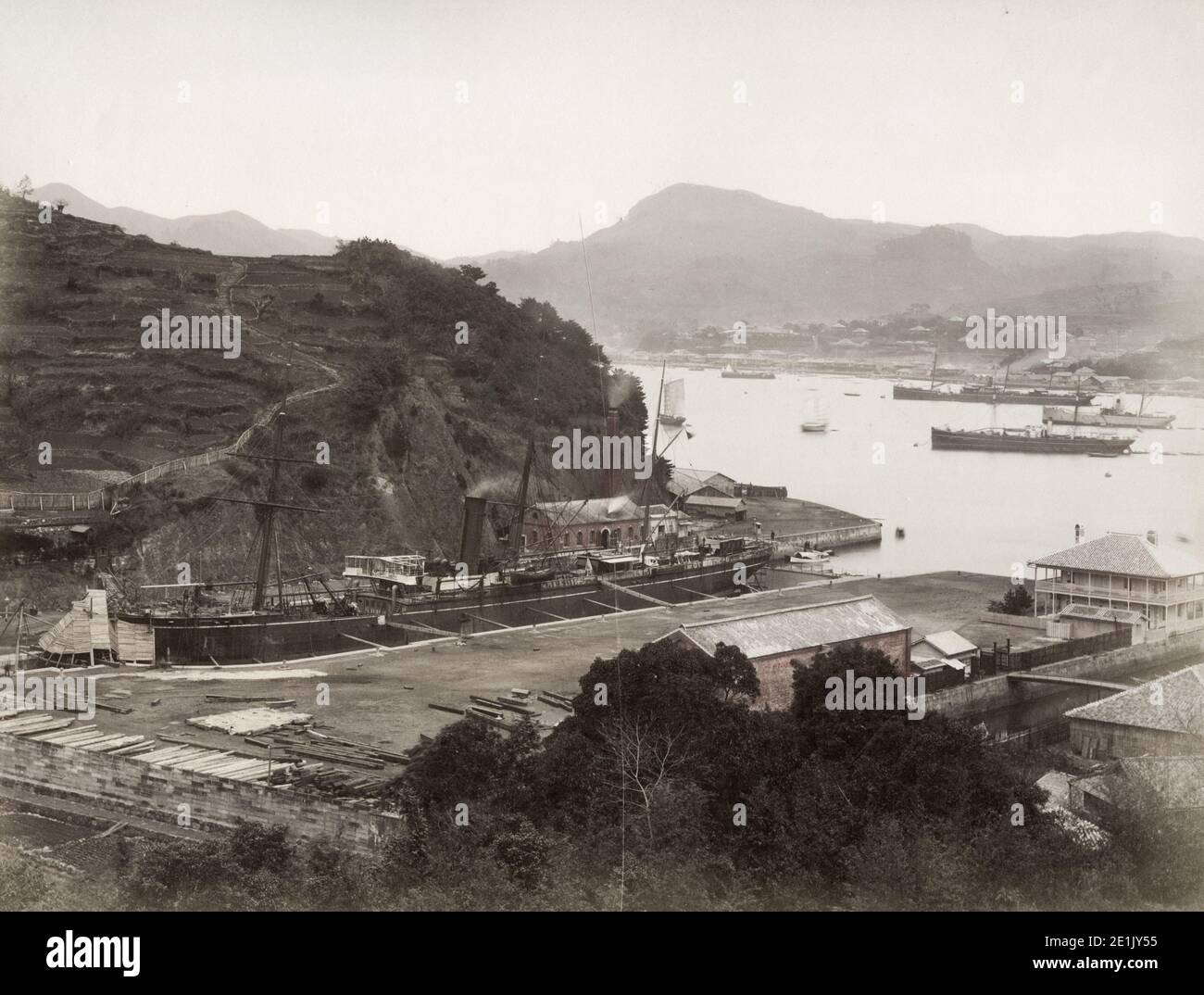 Fotografía vintage del siglo 19th: Arsenal naval en Nagasaki, con barco en dique seco, Japón., c.1880. Foto de stock