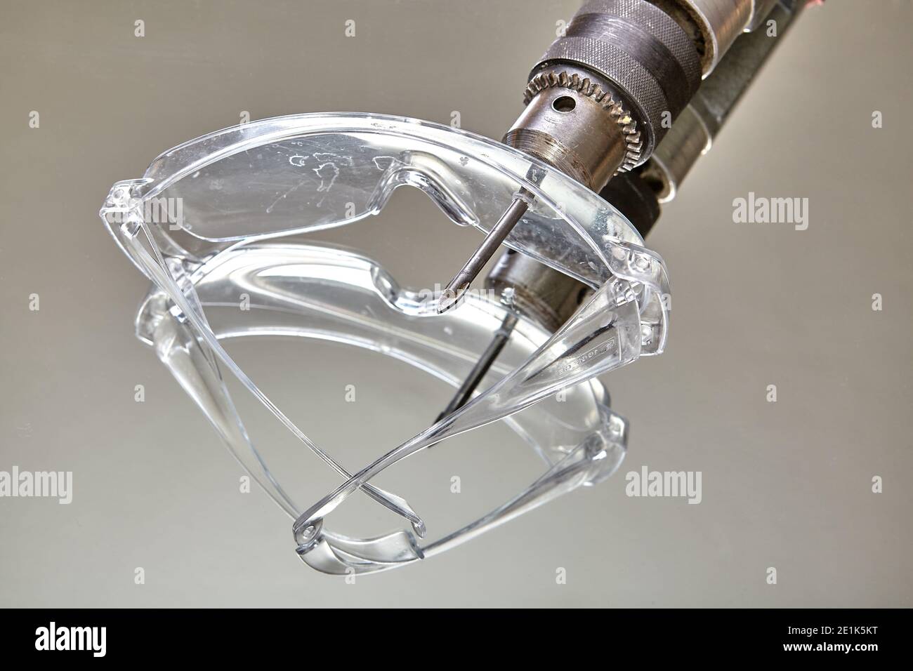 Las gafas de seguridad se perforan con taladro para perforar agujeros en el  vidrio mientras se taladra el espejo Fotografía de stock - Alamy