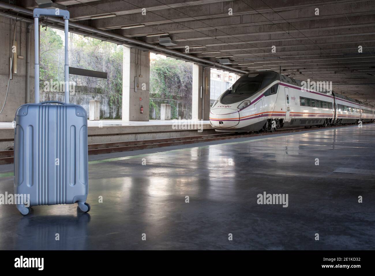 Maleta en la estación ferroviaria española de alta velocidad Foto de stock