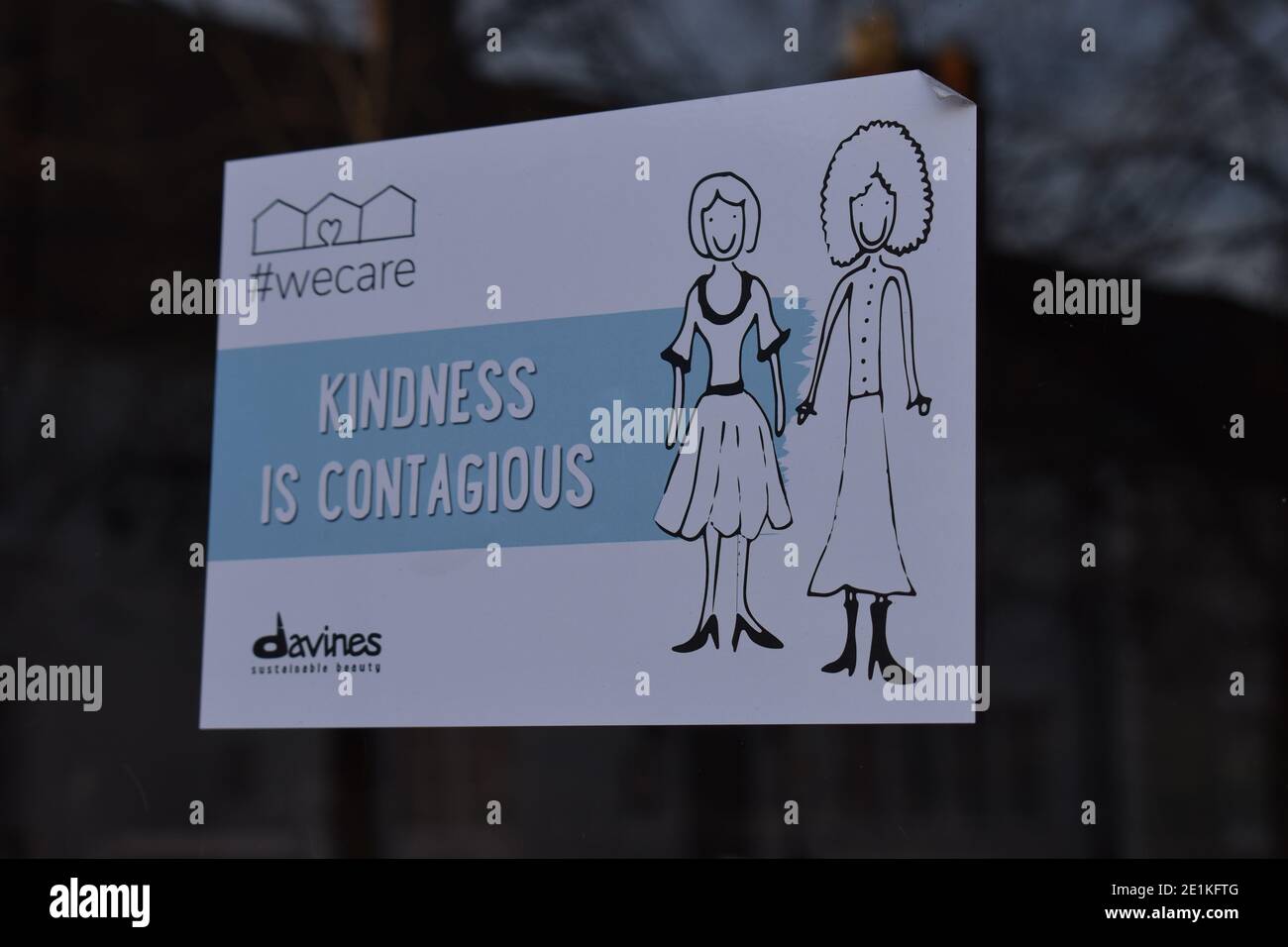 Firme en una ventana de la tienda: "La amabilidad es contagiosa". Foto de stock