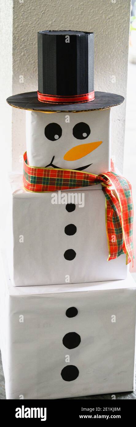Snowman made from christmas decorations fotografías e imágenes de alta  resolución - Alamy