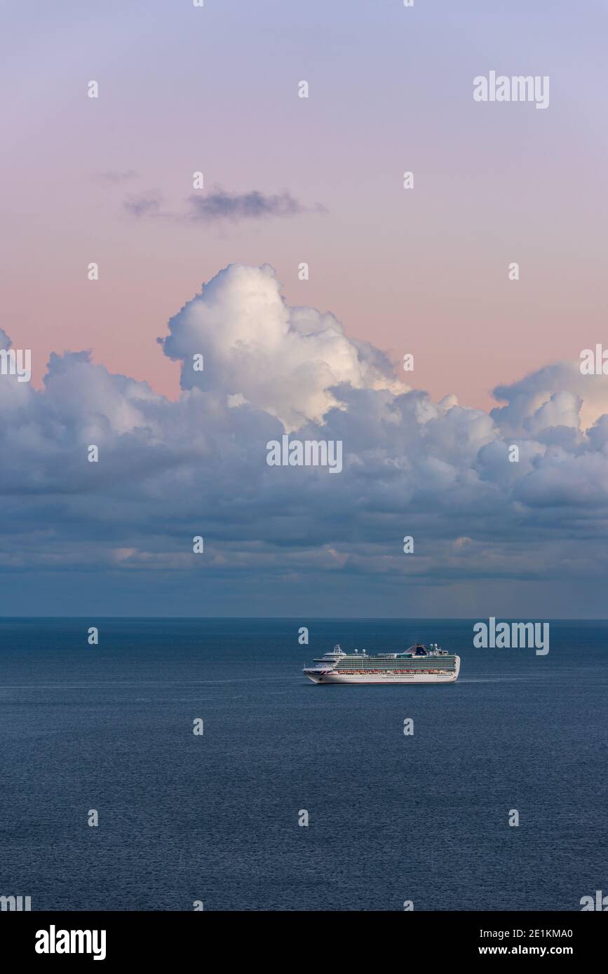 Vista del ferry durante la puesta de sol en Devon in Inglaterra en Europa Foto de stock