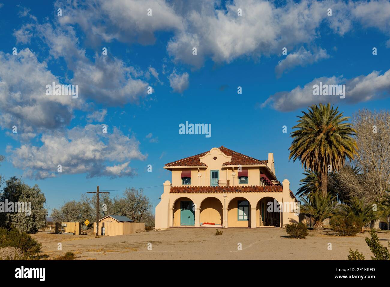 Vista soleada del hermoso Centro de Visitantes de Kelso Depot en California Foto de stock
