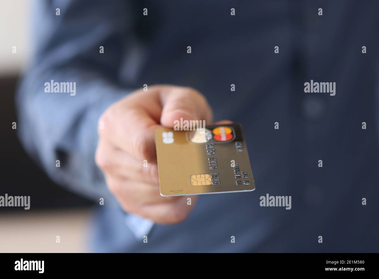 un joven sostiene su tarjeta bancaria - pago tarjeta Foto de stock