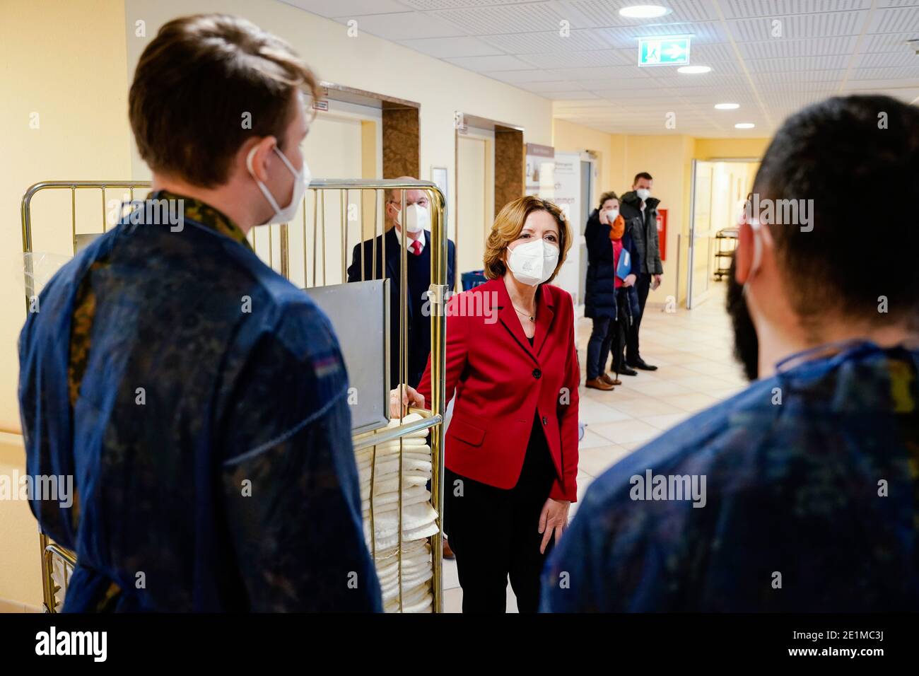 08 de enero de 2020, Renania-Palatinado, Westhofen: Malu Dreyer (M, SPD), Ministro Presidente de Renania-Palatinado, habla con dos soldados del Bundeswehr en la residencia de ciudadanos mayores de 'Haus Sophia', que proporcionan asistencia rápida en instalaciones de jubilación y cuidado como parte de la red de voluntarios 'manos de ayuda'. Estas "manos de ayuda" proporcionan apoyo en las áreas de atención y limpieza cuando una instalación está en escasez de personal debido a un brote de Corona, por ejemplo. Foto: Uwe Anspach/dpa Foto de stock
