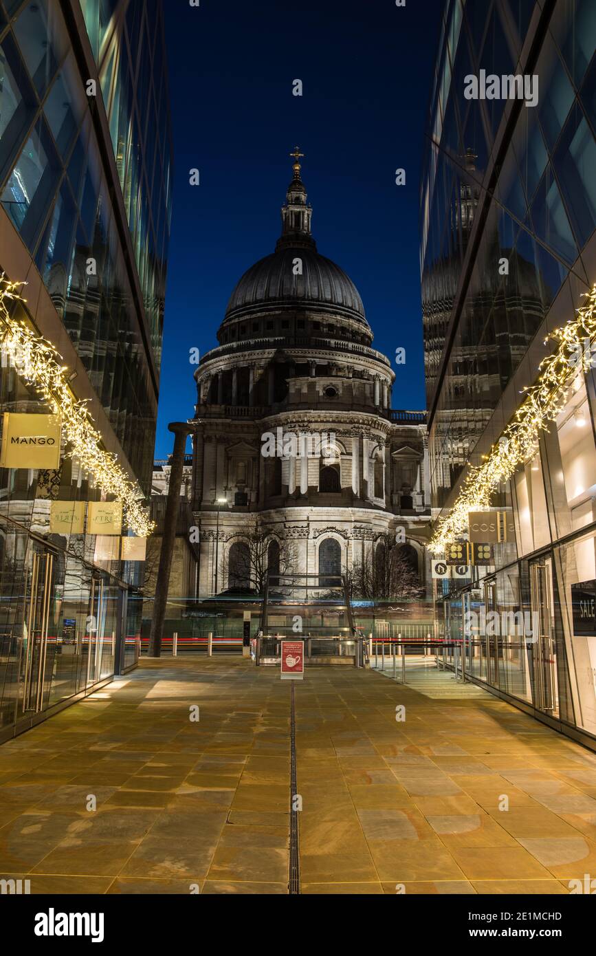 La catedral de San Pablo por la noche, Londres, Inglaterra Foto de stock