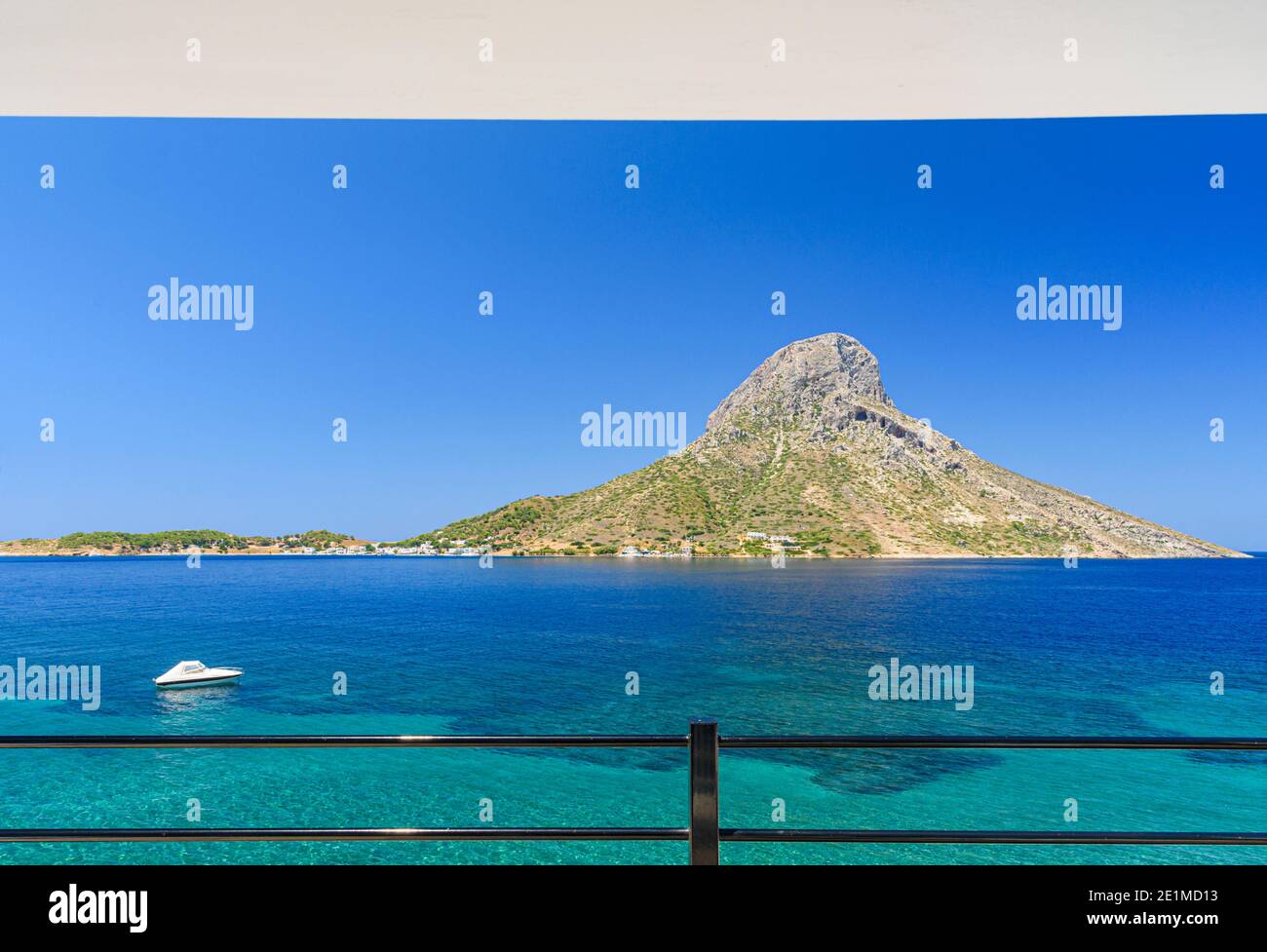 Vistas enmarcadas de la isla de Telendos, Kalymnos, Dodecanese, Grecia Foto de stock