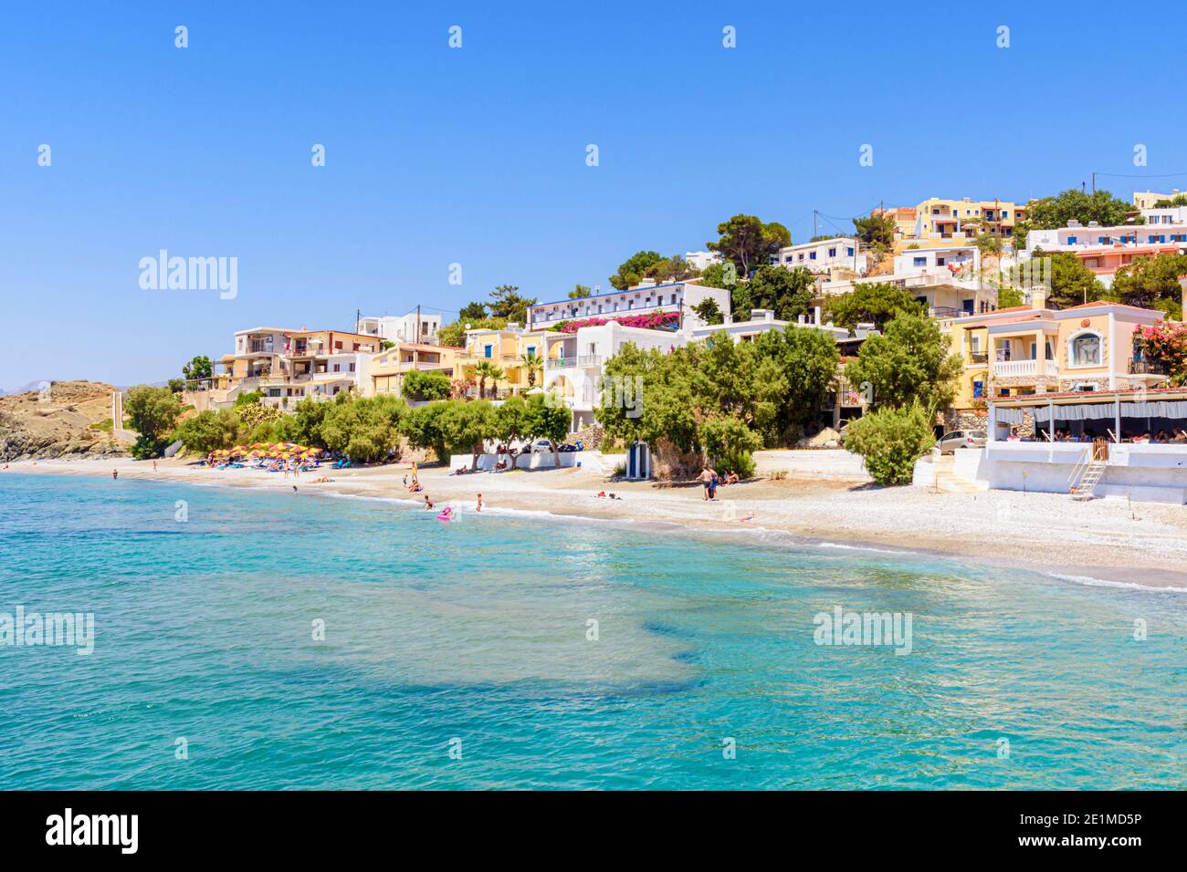 Playa de arena blanca de Mirties, Kalymnos, Dodecaneso, Grecia Foto de stock