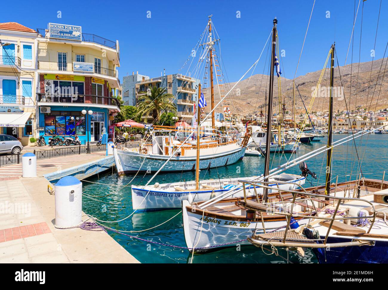 Barcos amarrados a lo largo de la costa de la ciudad portuaria de Pothia, Kalymnos, Dodecaneso, Grecia Foto de stock