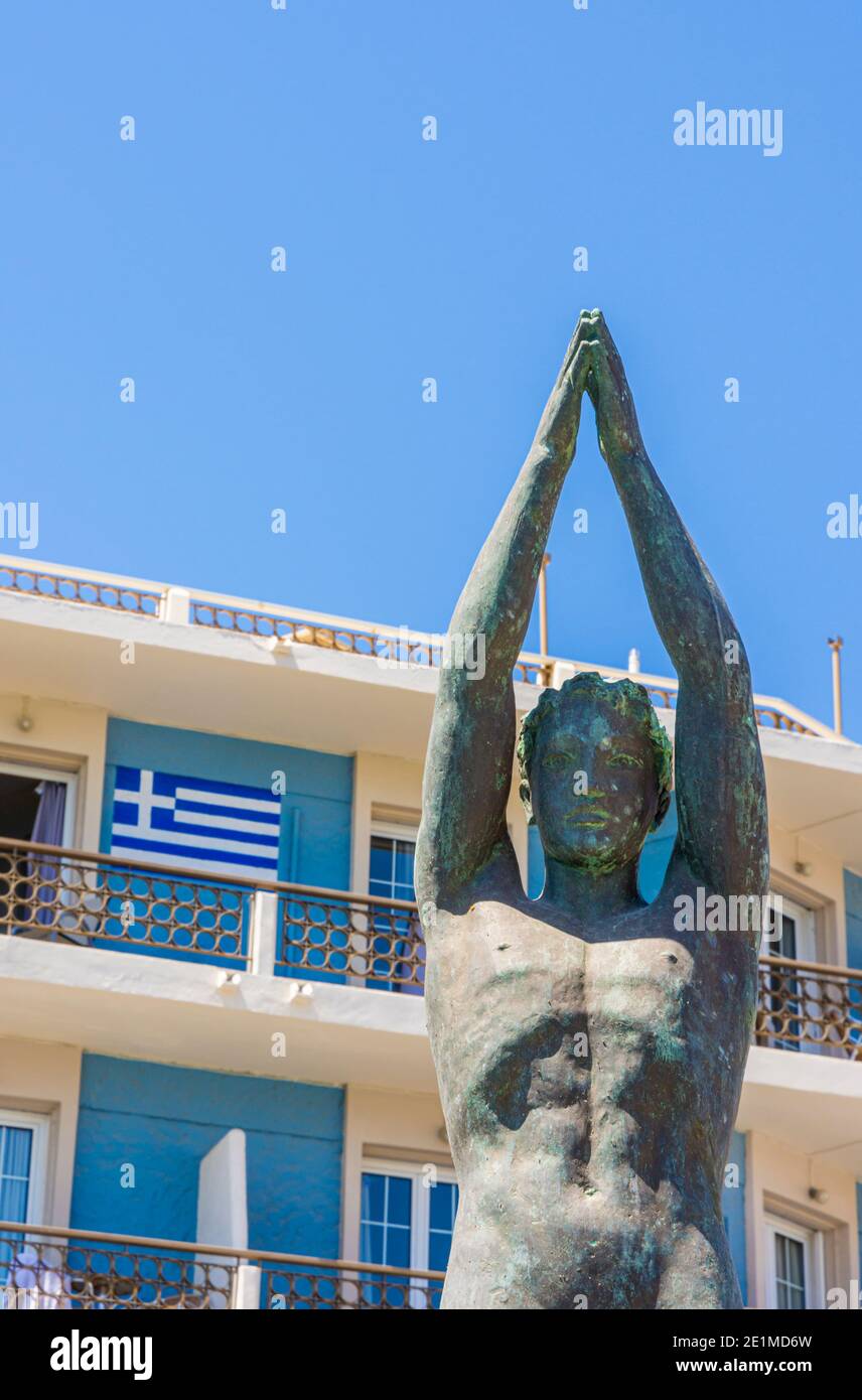 Estatua de un buzo desnudo a lo largo de la costa de la ciudad de Pothia en la isla de pesca de esponja de Kalymnos. Dodecaneso, Grecia Foto de stock