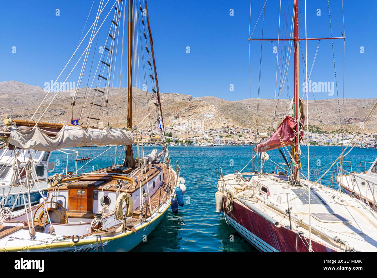 Yates amarrados a lo largo de la costa de Pothia Town, Kalymnos, Dodecaneso, Grecia Foto de stock