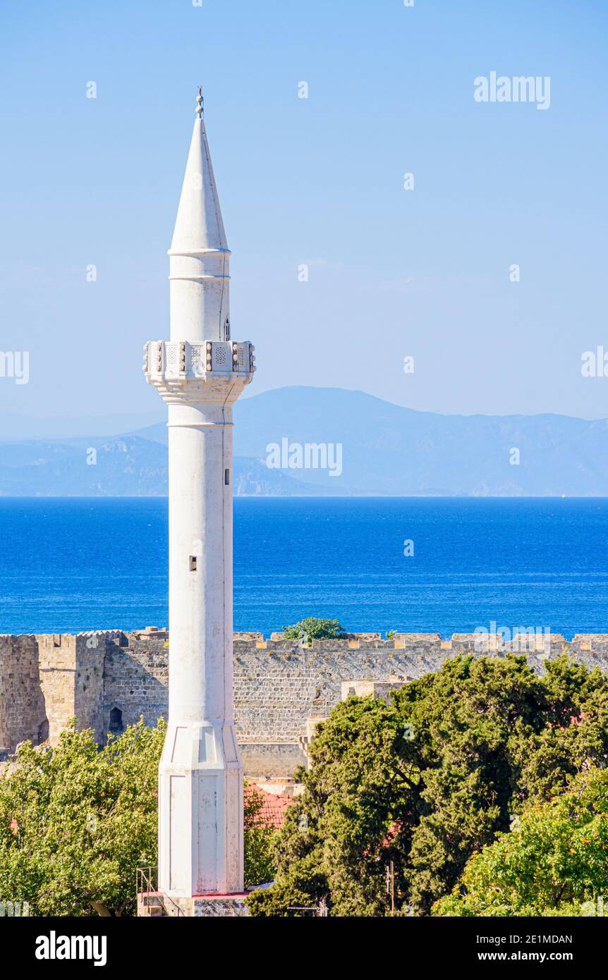 El minarete de la ciudad vieja de Rodas de la mezquita Ibrahim Pasha en Rodas, Grecia Foto de stock