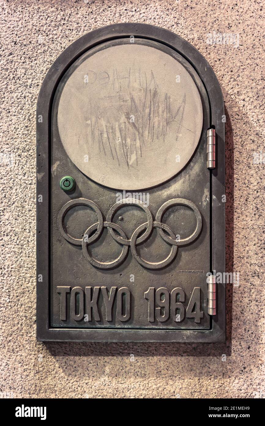 tokio, japón - noviembre de 02 2020: Primer plano de la puerta de hierro fundido que alberga el interruptor del puente olímpico llamado Gorinbashi creado para el verano de 1964 Olym Foto de stock