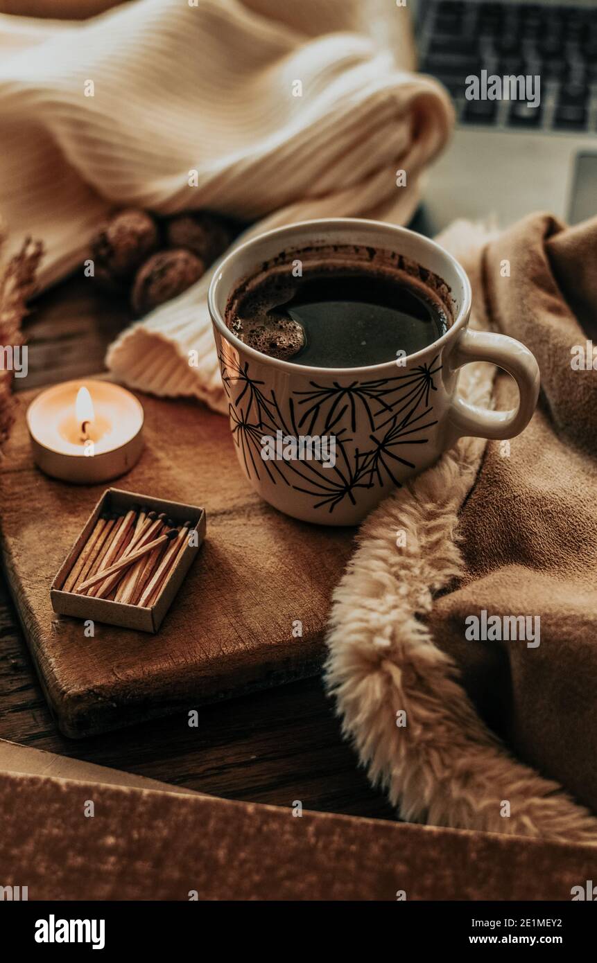Una taza de café caliente sobre una mesa de madera Foto de stock