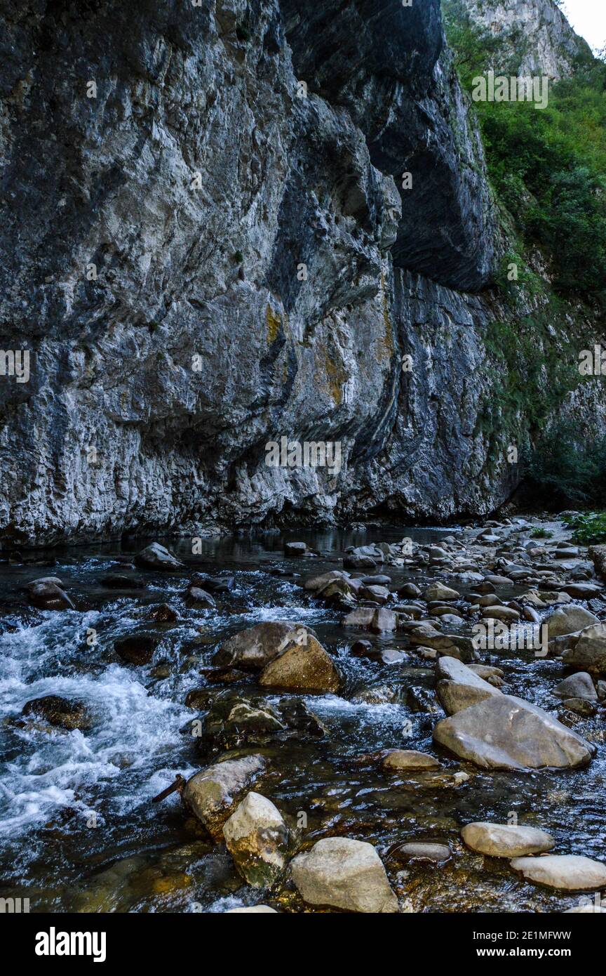 Paisaje natural prístino con río que fluye libremente a través de las rocas erosionadas en las Gorges de Sohodol (Cheile Sohodolului), en el condado de Gorj Rumania Foto de stock