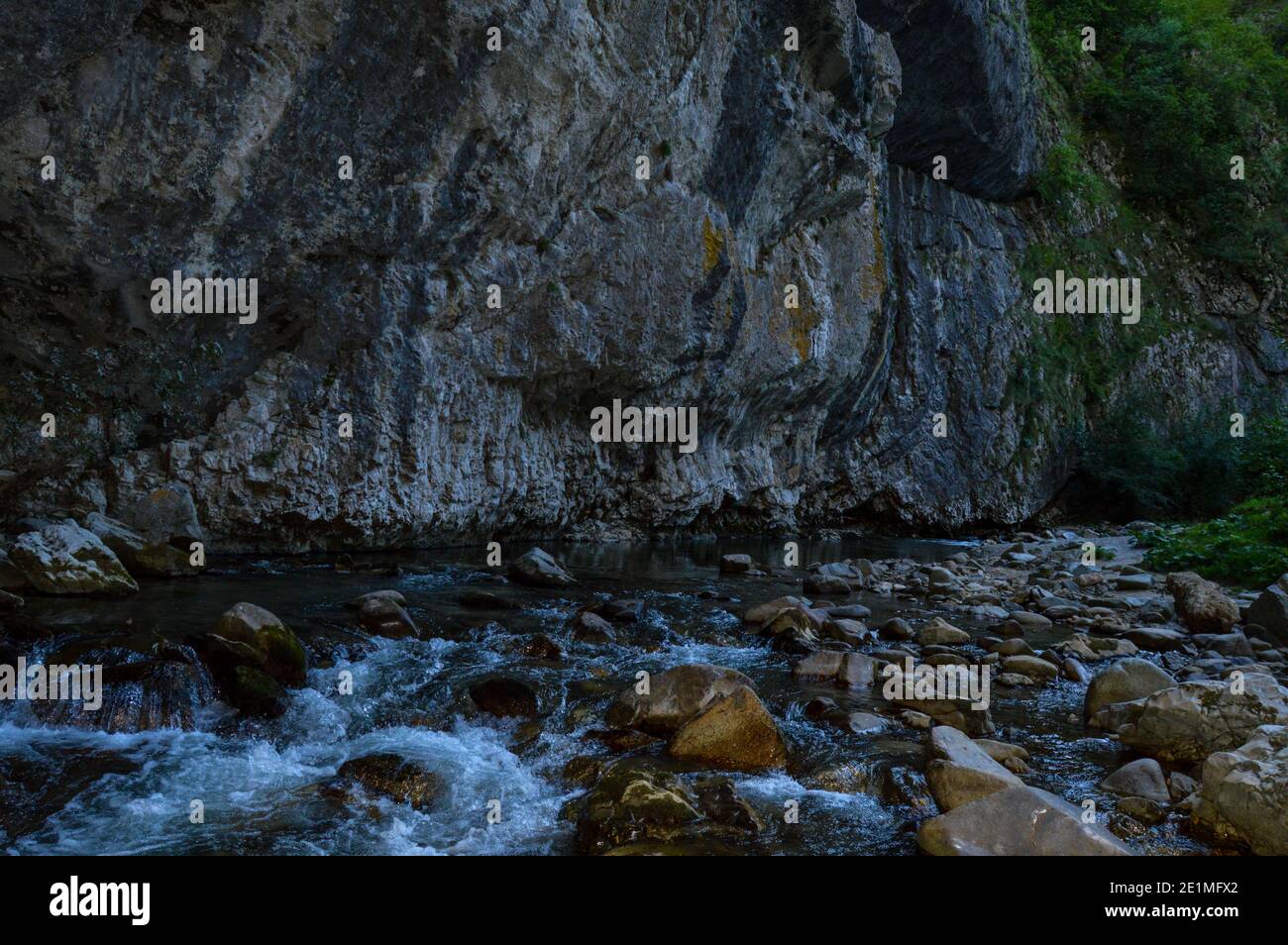 Paisaje natural prístino con río que fluye libremente a través de las rocas erosionadas en las Gorges de Sohodol (Cheile Sohodolului), en el condado de Gorj Rumania Foto de stock