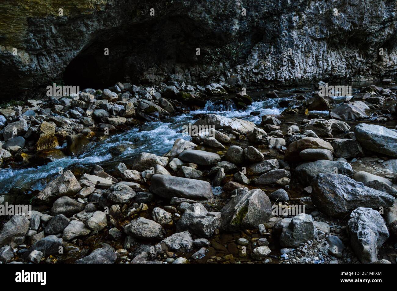 Paisaje natural prístino con río que fluye libremente a través de las rocas erosionadas en las Gorges de Sohodol (Cheile Sohodolului), en el condado de Gorj Rumania Foto de stock