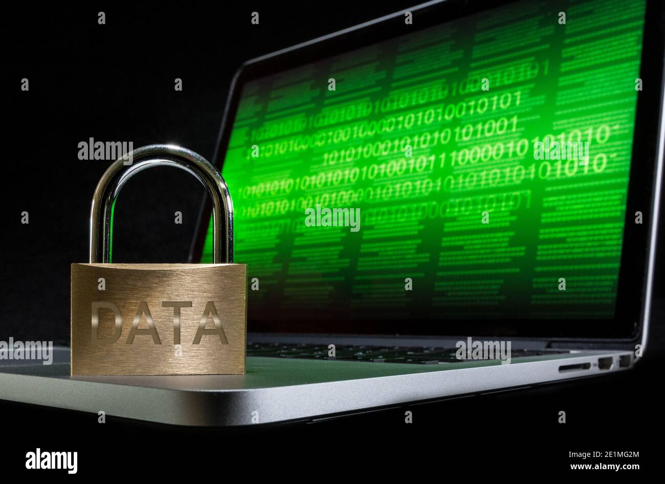 Un candado y un ordenador, imagen de concepto de seguridad en línea. Foto de stock