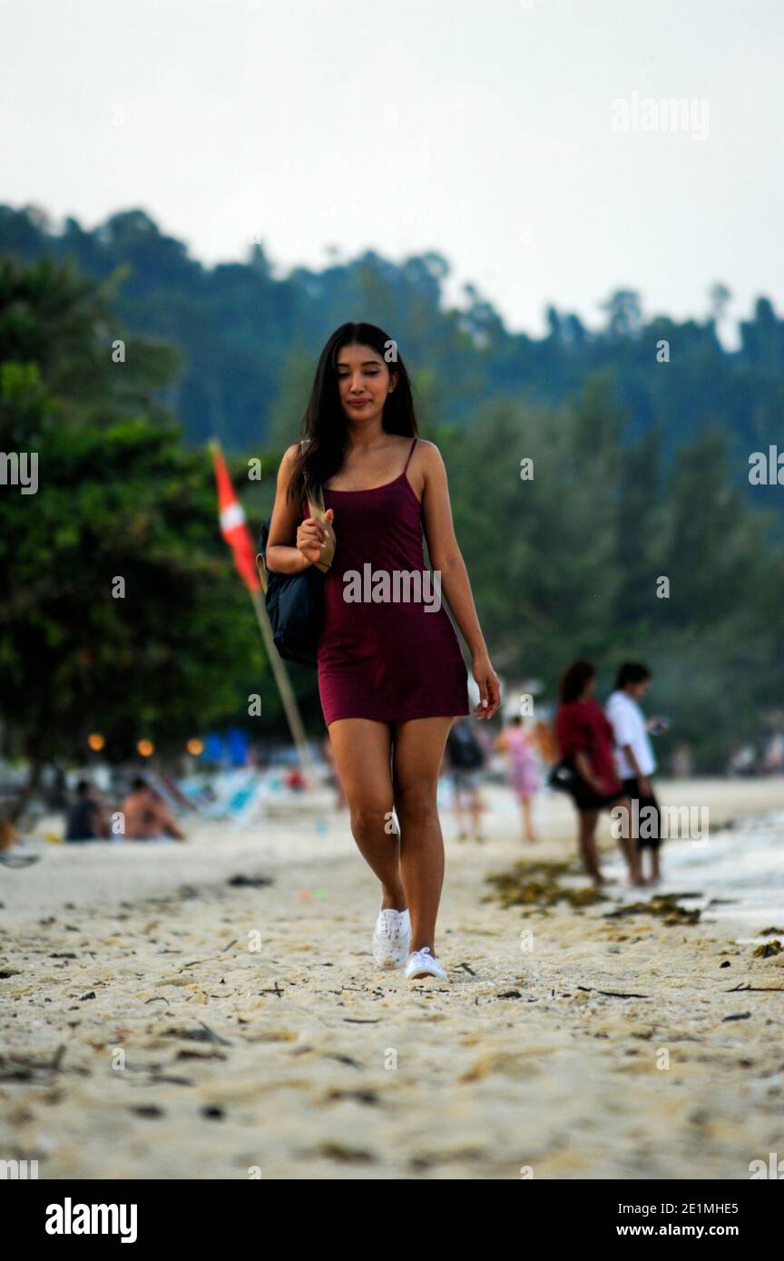 Chica en vestido corto fotografías e imágenes de alta resolución - Alamy