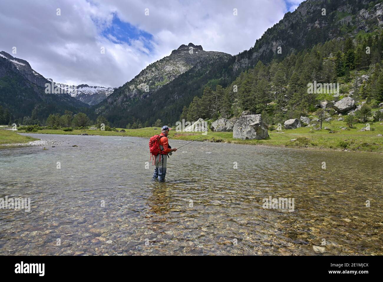 pescador de moscas en las altas montañas Foto de stock