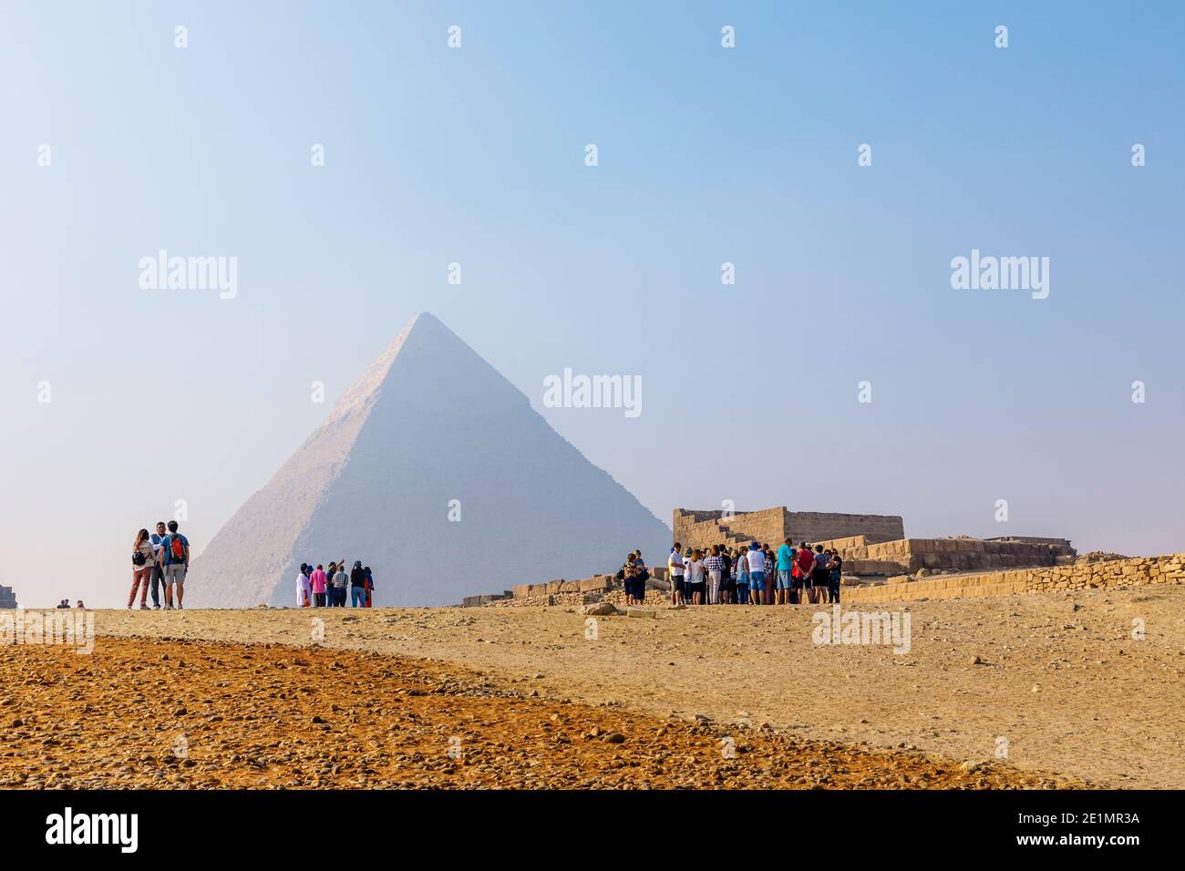 Turistas frente a la Pirámide de Khafre (Chephren) en la Meseta de Giza, el complejo Pirámide de Giza (Necrópolis de Giza), el Cairo, Egipto Foto de stock