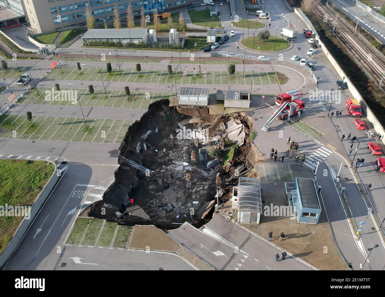 Nápoles, Italia. 08 de enero de 2021. Nápoles Ospedale del Mare explosión en la noche abre un abismo de 50 metros, la residencia de Covid evacuado Editorial sólo uso crédito: Independent Photo Agency/Alamy Live News Foto de stock