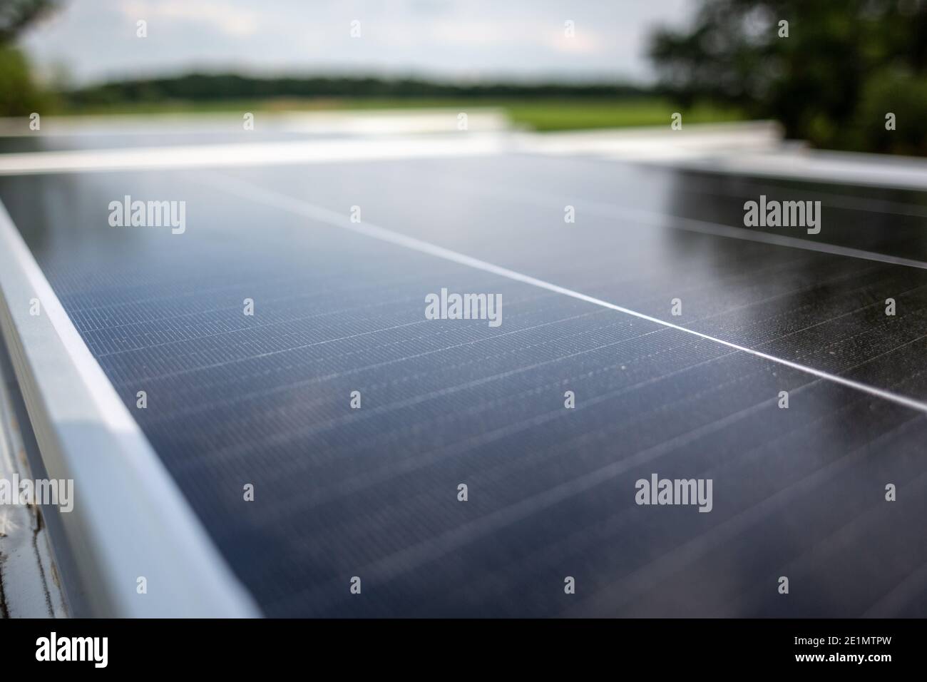 Primer plano de un panel solar en el techo de una caravana Foto de stock