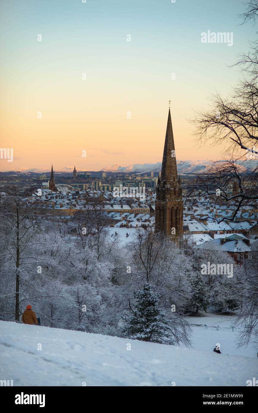 Vista nevada a través de Glasgow hacia los Campies en invierno Foto de stock