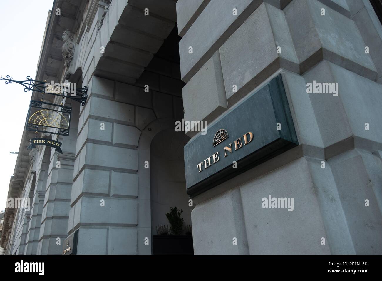 LONDRES-The Ned, señalización del hotel de 5 estrellas y club privado de miembros en la ciudad de Londres Foto de stock