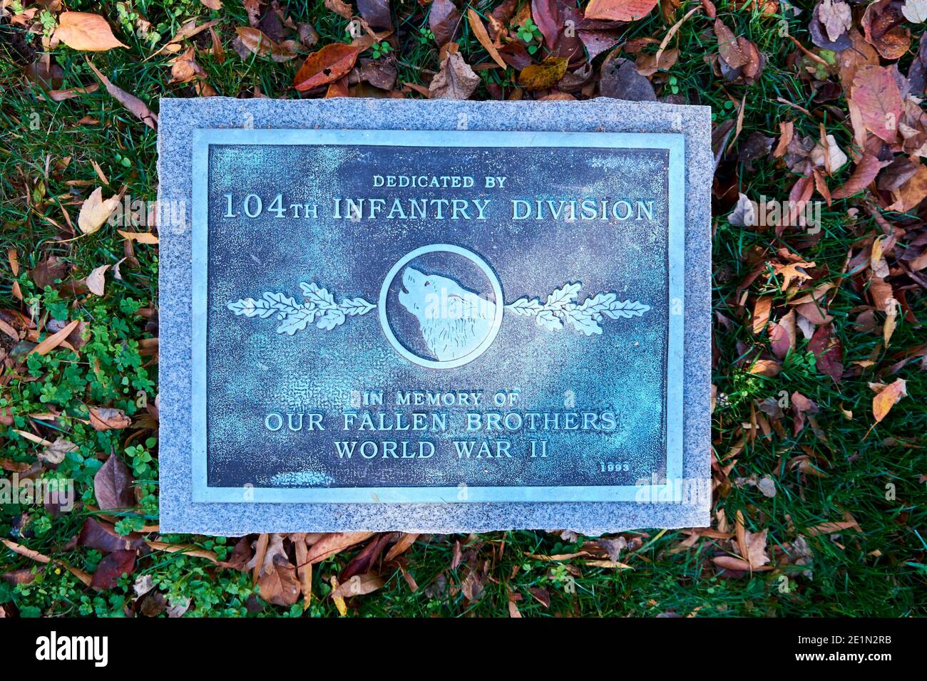 La placa conmemorativa para la 104a División de Infantería con el símbolo de lobo. En el Cementerio Nacional de Arlington cerca de Washington DC. Foto de stock