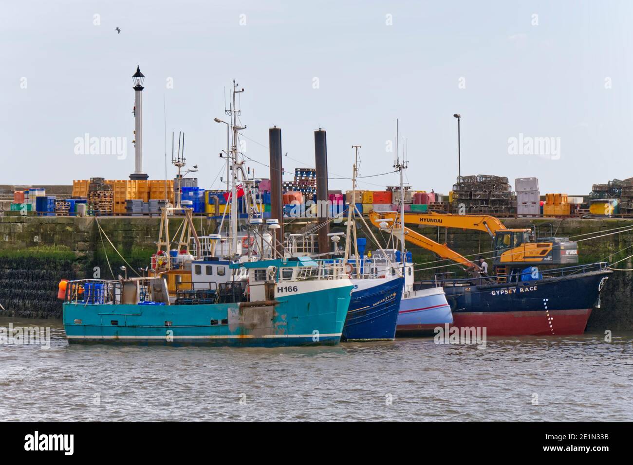 Barcos de pesca amarrados en el puerto de Bridlington, Yorkshire,Inglaterra,GB Foto de stock