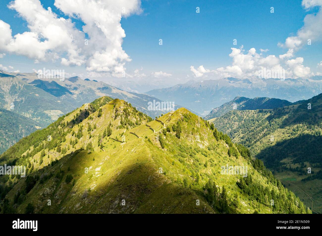 Valtellina (IT), Vista aérea del valle de Bomino sobre Morbegno Foto de stock