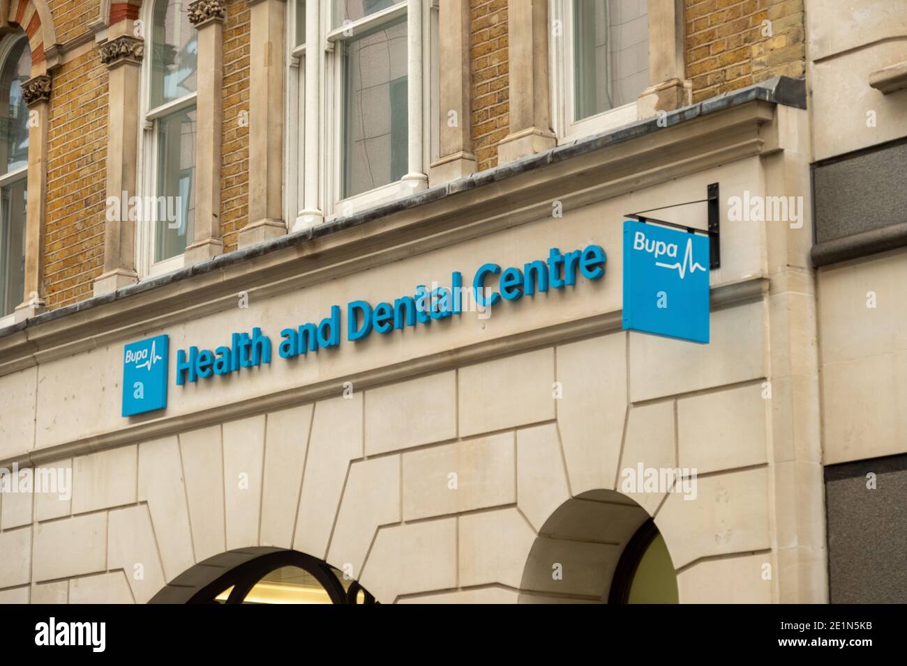 Londres- Enero de 2020: Bupa Dental Care branch- un grupo internacional de seguros y salud Foto de stock
