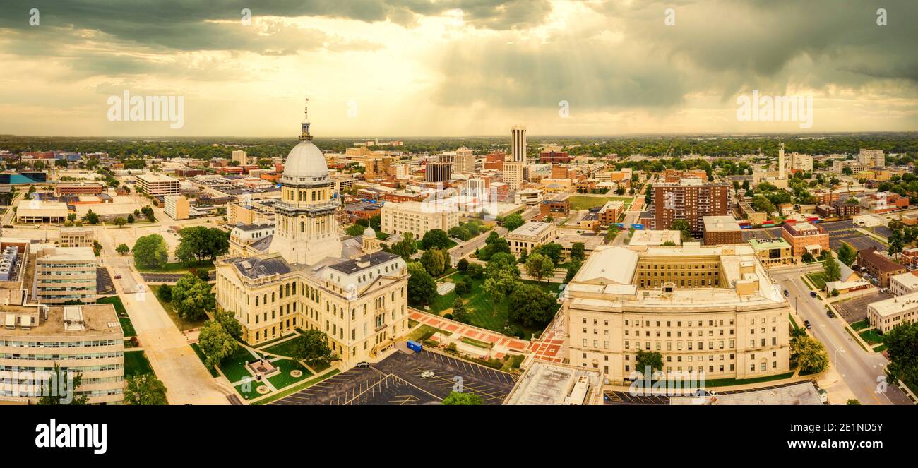 El Capitolio del Estado de Illinois y el horizonte de Springfield al atardecer. Foto de stock