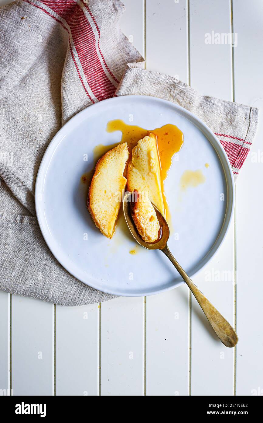 Postre Flan casero con salsa de caramelo en Italia como 'latte alla portoghis' y en Rumania como 'crema de zahar ars'. Foto de stock
