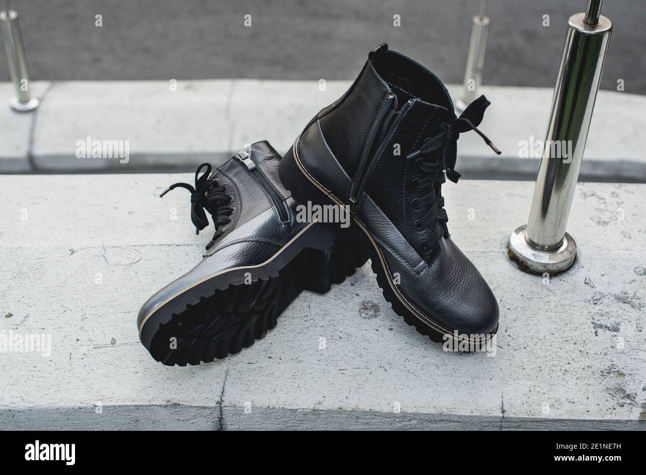 Zapatillas altas para mujeres o unisex. Par de botas con para zapatos. Moda juvenil moderna de calzado informal Zapatos de cuero gris oscuro brillante Fotografía de stock - Alamy