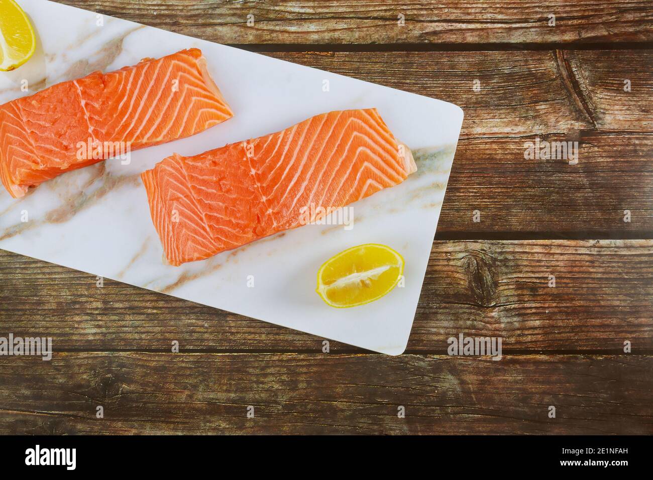 Pescado delicioso filete de salmón crudo con rodajas de limón en un