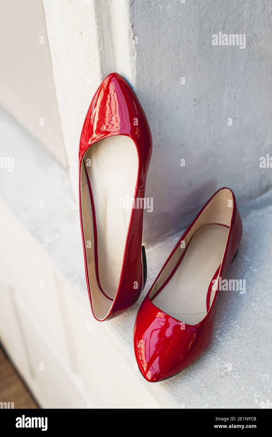 Zapatos de mujer beige con suela roja aislado sobre fondo blanco