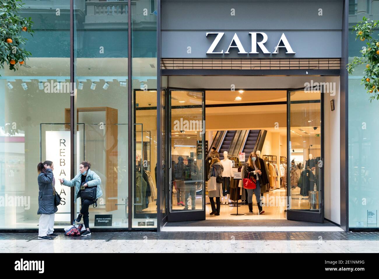 Las mujeres esperan delante de la puerta de la tienda Zara durante las  ventas de invierno.en las últimas semanas de Navidad, los casos de Covid19  en Valencia han aumentado, lo que ha
