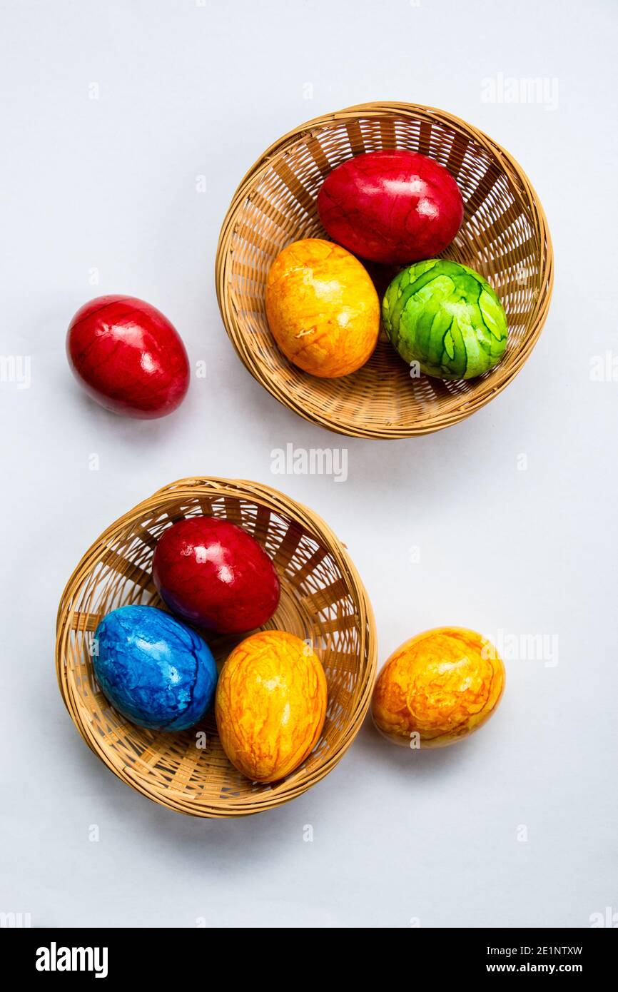huevos coloreados en colores alegres originariamente tradición para la pascua Foto de stock