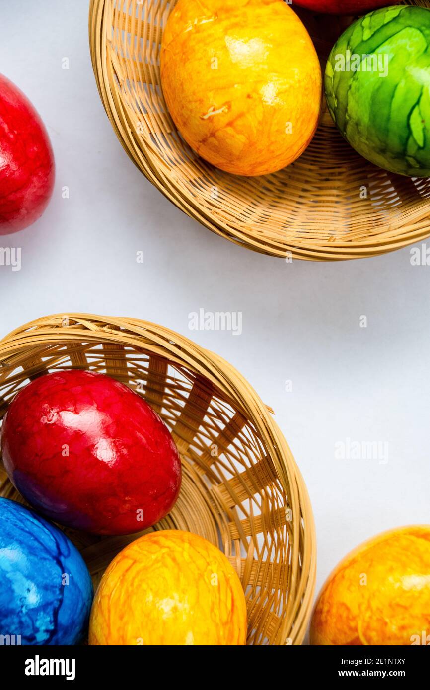 huevos coloreados en colores alegres originariamente tradición para la pascua Foto de stock